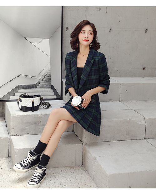 秋日学院风 熤笙靘格纹西装短裙套装，诠释青春时尚新定义